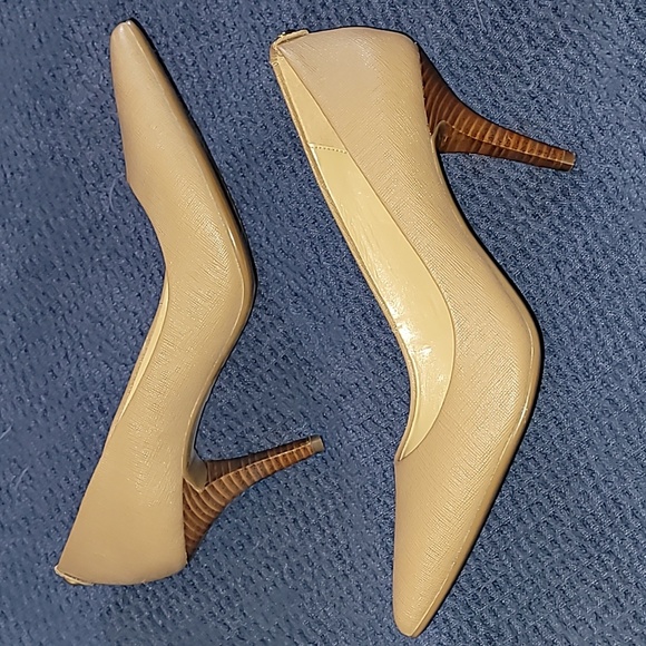 NWOT Tan Michael Kors Dorothy Pumps - Picture 4 of 10